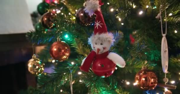 Christmas tree decoration with linking garland — Stockvideo