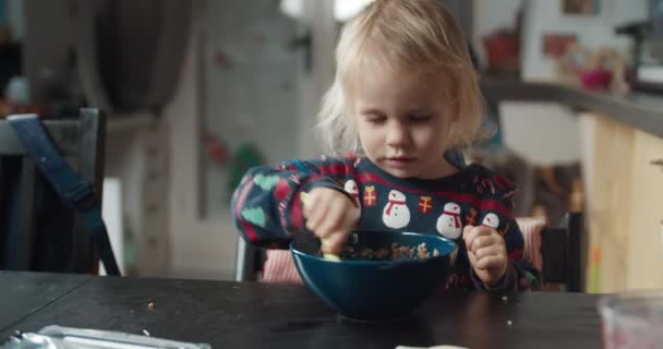 Gadis manis makan buckwheat bubur sebagai makan malam di ruang makan — Stok Video