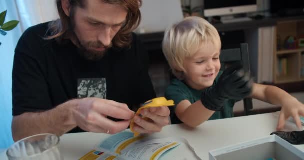 Весела сім'я готується вчитися робити хімічний експеримент вдома — стокове відео