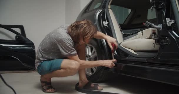 Servicekraft Mechaniker schraubt Schrauben an Karosserie in Garage bei Autoreparatur — Stockvideo