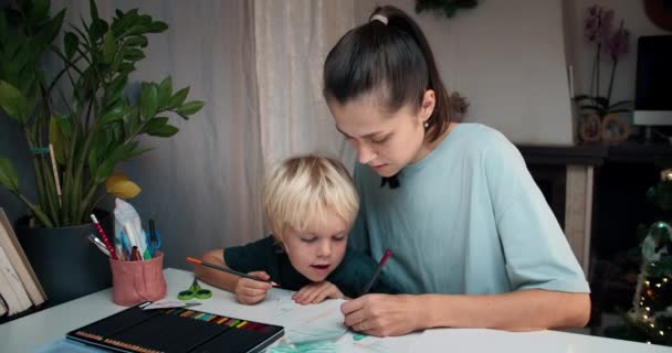 Anya kisfiúval rajz együtt a nappaliban — Stock videók