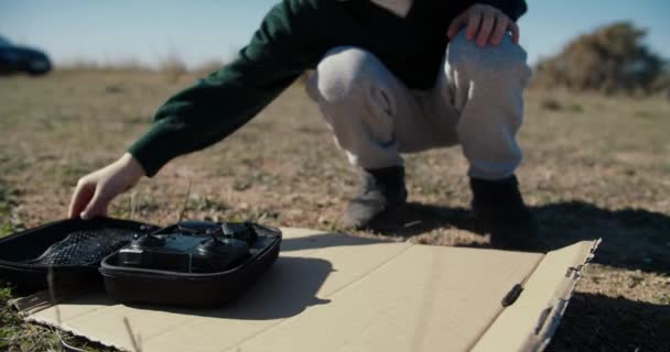 Feliz chico cild correr a la caja de almacenamiento y desembalaje mini juguete drone — Vídeo de stock