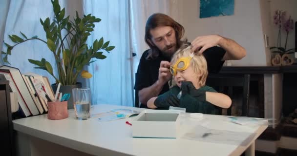 Família alegre se preparando para aprender a fazer experiências químicas em casa — Vídeo de Stock