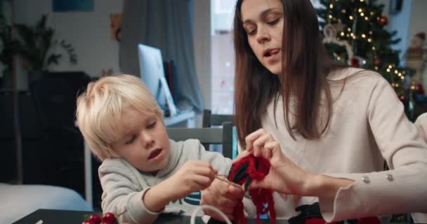 Famille faisant ensemble cadeau de Noël fait à la main pour les vacances d'hiver — Video