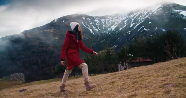 वयस्क खुश महिला अपने साहसिक यात्रा पर hiking चारों ओर देखो और आनंद लें — स्टॉक वीडियो