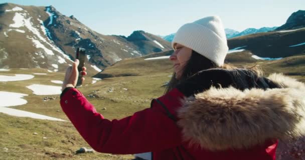 Portrait of young adult woman taking selfie on mountains — Vídeo de stock
