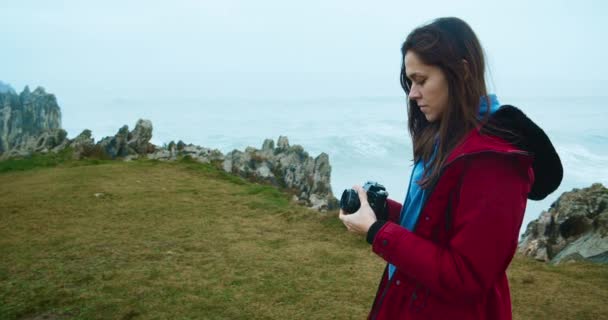 Travel blogger shoot epic storm big waves on her vacations trip — Stock Video