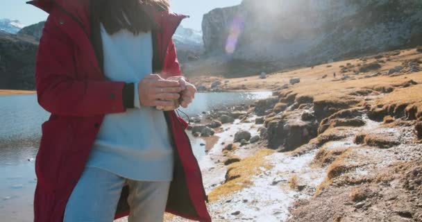Мандрівник молода жінка тримає чашку з гарячим чаєм на гірській подорожі — стокове відео