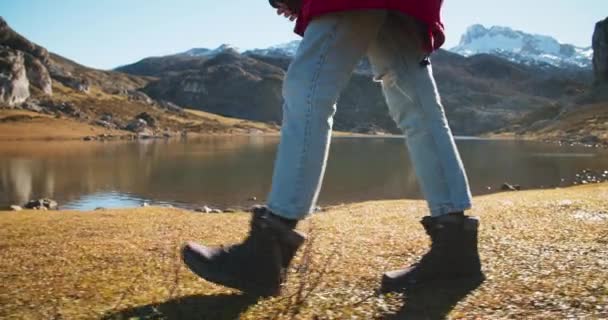 Genç yetişkin gezgin kadın göl kıyısında ayak izleri. — Stok video