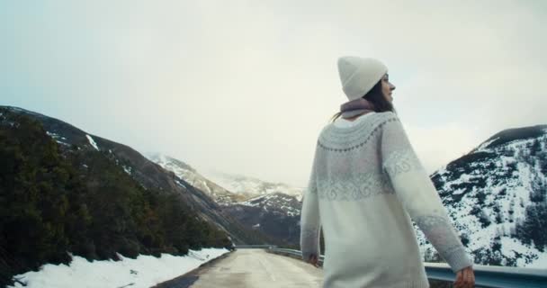Emozionato viaggiatore giovane donna a piedi sulla strada di montagna vuota — Video Stock