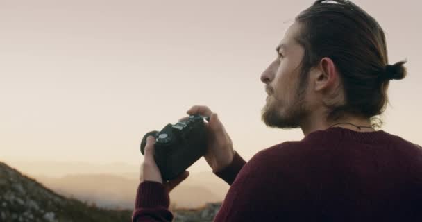 Portret fotografa podróżnego kręcącego zdjęcia o zachodzie słońca — Wideo stockowe