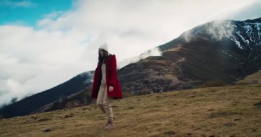 Yolculuğa çıkmış bir kadın Avrupa dağlarını keşfediyor