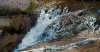 Dağ nehri kayalardan akıyor.