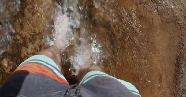 Релаксація ніг занурена в чисту воду гірської річки — стокове відео