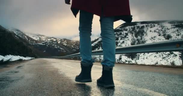 Cámara sigue viajero mujer caminar en vacío camino de montaña al atardecer — Vídeos de Stock