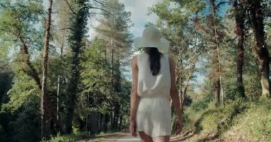 İlham verici gezgin kadın yaz tatilinde ormanda yürüyor. Kırsalda tatilde romantik bir kız. Motivasyonlu genç yetişkin kadın keşfediyor.