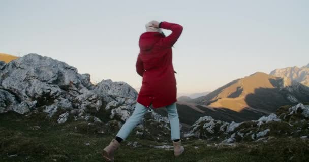 Щаслива Мандрівна Жінка Піднімається Вершину Гори Радісно Стрибає Заході Сонця — стокове відео