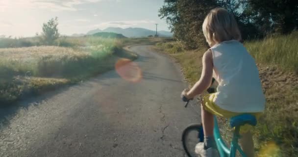 Счастливый Ребенок Катается Велосипеде Вдоль Поля Проселочной Дороге Закате После — стоковое видео
