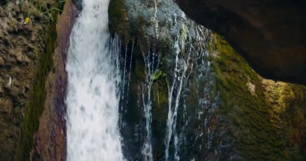 Zbliżenie Wodospadu Górskiej Rzece Czysta Czysta Woda Spadająca Skały Jeziora — Wideo stockowe