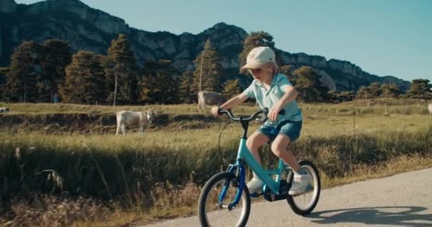 Gün Batımında Çocuk Bisikleti Sürerken Çekilmiş Sinematik Görüntüler Kaygısız Çocuklar — Stok video
