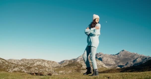 Натхненна Молода Доросла Жінка Ходить Вершині Гори Видом Вершину Фоні — стокове відео
