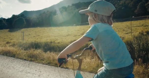 Портрет Беззаботного Мальчика Едущего Велосипеде Закате Пустой Дороге Счастливые Симпатичные — стоковое видео