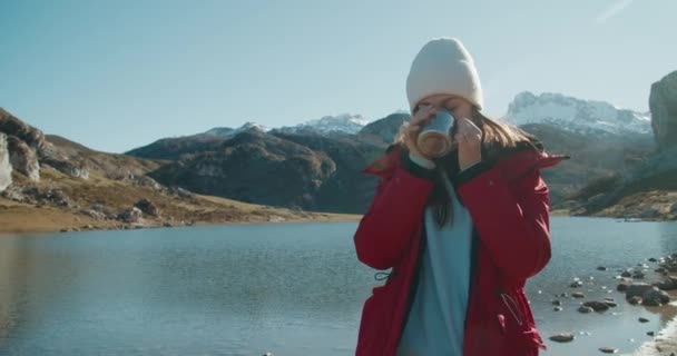Atrakcyjna Podróżniczka Trzymająca Kubek Gorącą Herbatą Lub Kawą Podczas Podróży — Wideo stockowe