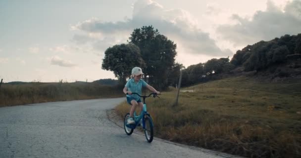 Happy Παιδί Αγόρι Ποδηλασία Άδειο Ορεινό Δρόμο Για Τις Καλοκαιρινές — Αρχείο Βίντεο