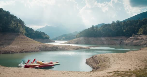 Ruhige Naturkulisse Von See Auf Berg Mit Bootsanlegestelle Heißer Sommertag — Stockvideo