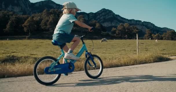 Мальчик Велосипедист Проселочной Дороге Ведет Активный Образ Жизни Свежем Воздухе — стоковое видео