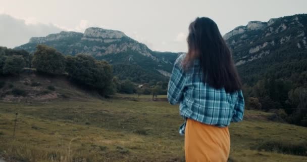 Vzrušená Romantická Dívka Chodí Večer Horské Cestě Rozhlíží Kolem Atraktivní — Stock video