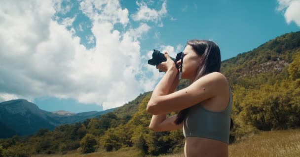 女性の旅とライフスタイルの写真家は夏の旅で自然の風景環境を撮影します ソーシャルメディアやブログのコンテンツを作成する冒険をハイキングに触発された女性 休暇中に写真を撮るハイカー — ストック動画