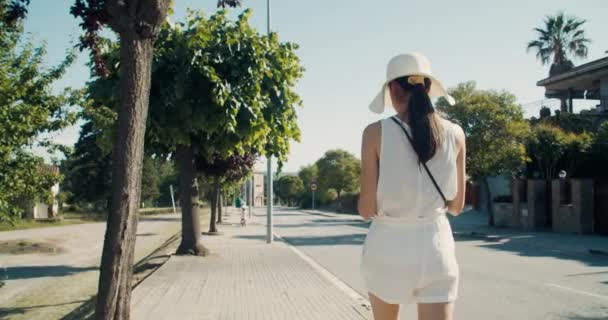 Ρομαντικό Νεαρή Ενήλικη Γυναίκα Πόδια Στο Δρόμο Της Πόλης Χρησιμοποιώντας — Αρχείο Βίντεο