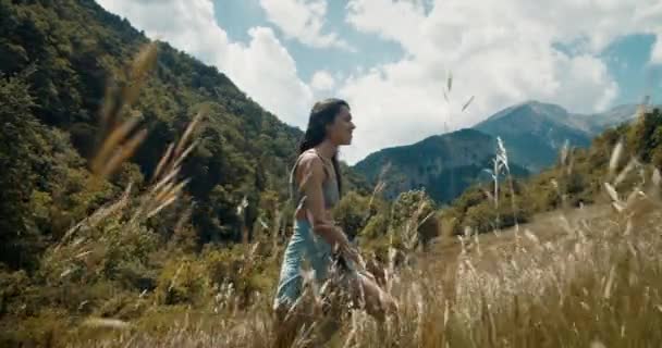 Yürüyüş Yapan Kadın Destansı Doğal Manzarayla Tarımsal Çayırları Geçiyor Gülümse — Stok video