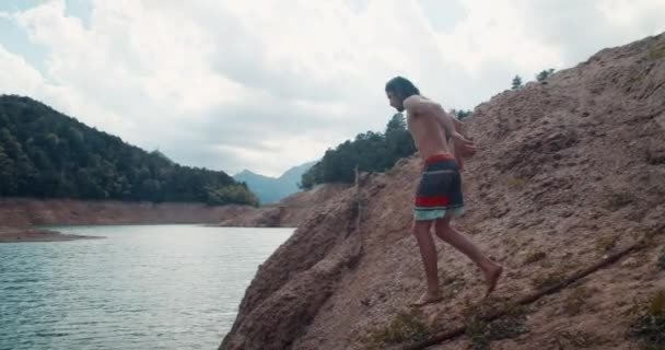 Pływak Skacze Klifu Nad Jezioro Letnie Wakacje Podróżnik Letniej Podróży — Wideo stockowe