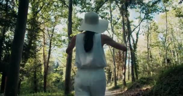 Romantyczna Atrakcyjna Kobieta Spacerująca Lesie Czasie Letniej Podróży Piękna Dziewczyna — Wideo stockowe