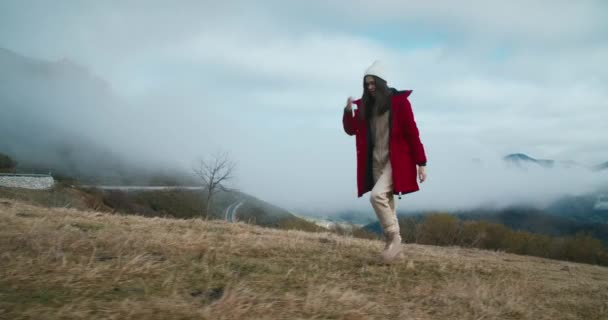 Vrouwelijke Reiziger Lopen Een Episch Berglandschap Actieve Gezonde Levensstijl Reis — Stockvideo