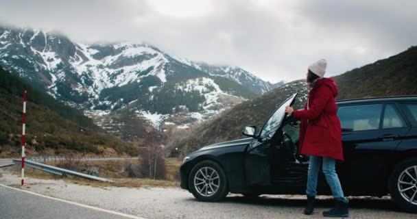 Inspirowana Beztroska Kobieta Wysiadająca Samochodu Robiąca Zdjęcia Pomocą Smartfona Kobieta — Wideo stockowe