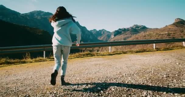 Φωτογραφική Μηχανή Ακολουθεί Ενθουσιασμένοι Νεαρή Γυναίκα Τρέχει Στην Πλευρά Του — Αρχείο Βίντεο