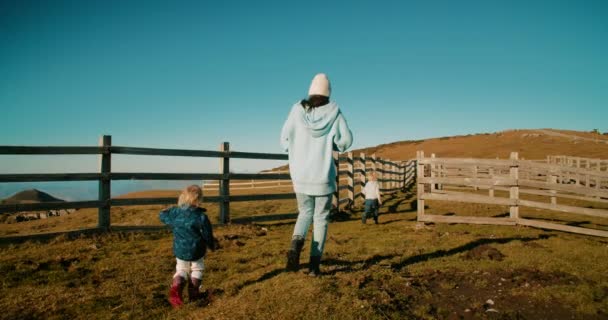 Fröhliche Familienwanderung Ländlicher Umgebung Auf Frühlingsreise Mutter Mit Kindern Erkunden — Stockvideo