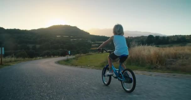Веселые Милые Дети Ездят Велосипеде Пустой Сельской Дороге Время Летних — стоковое видео