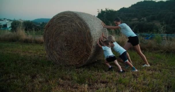 Bezstarostná Šťastná Rodina Společně Zemědělském Hřišti Hrající Balíkem Sena Děti — Stock video