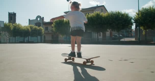 Linda Niña Aprender Paseo Monopatín Vacaciones Verano Niños Patinando Campo — Vídeos de Stock