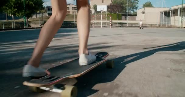 Cierra Las Piernas Mujer Longboard Skate Campo Deportivo Durante Fin — Vídeos de Stock
