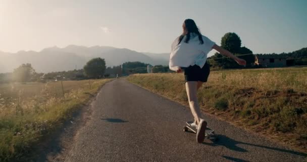Hippi Kız Gün Batımında Çayırda Arka Planda Dağ Boyunca Güzel — Stok video