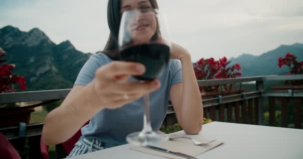 Alegre Jovem Mulher Adulta Aplaude Com Câmera Segurando Copo Vinho — Vídeo de Stock