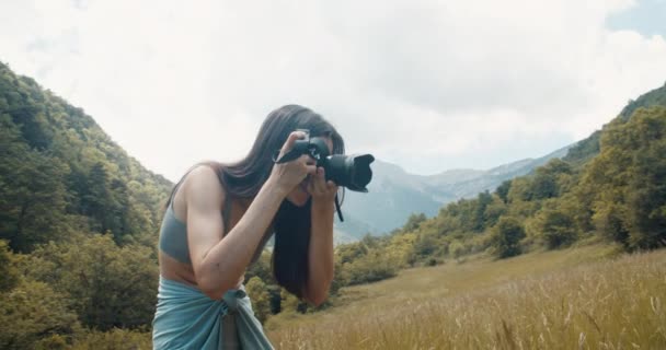 Šťastná Mladá Žena Horské Cestování Dobrodružství Střílet Psa Žena Cestující — Stock video