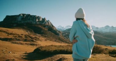 Çekici kadın gezgin dağ macerası için tepeye tırmanıyor. İlham dolu bir kadın güzel manzaranın ve kar zirvesinin tadını çıkararak sahada yürüyor. Hippi kız bahar zamanı yürüyüşe çıkıyor.