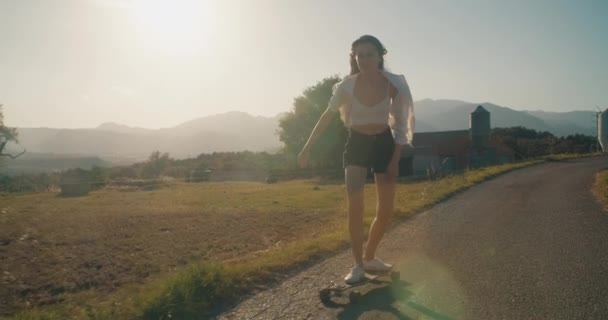 Ευτυχισμένος Hipster Γυναίκα Έφηβος Βόλτα Skate Longboard Και Χαμόγελο Για — Αρχείο Βίντεο
