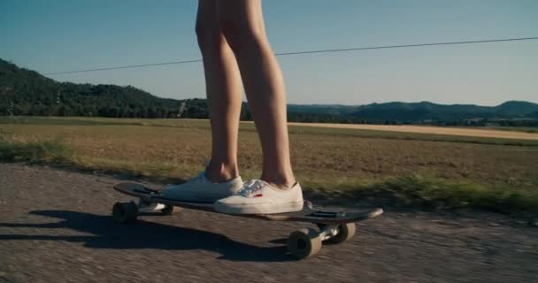 Primer Plano Skater Girl Paseo Asfalto Carretera Largo Pradera Atardecer — Vídeos de Stock